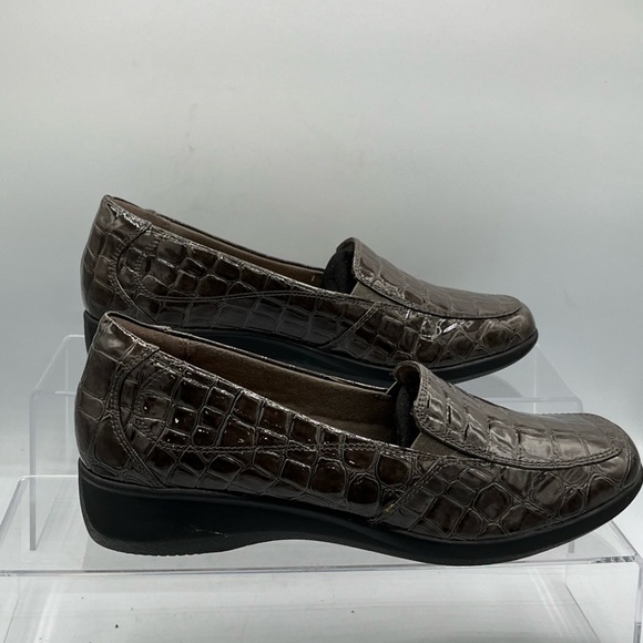 Clarks Crocodile Embossed Gael Loafer Shoes Size 8.5M Womens Brown Stretch Sides - Picture 2 of 12